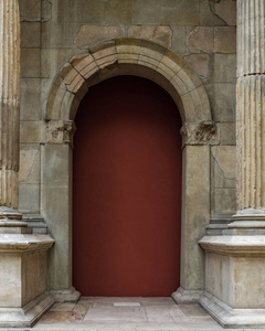 古色古香的拱门被柱子包围。