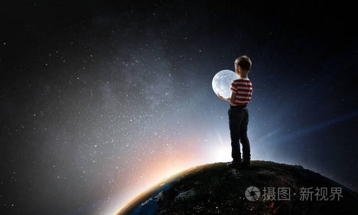 男孩抱着月亮混合介质