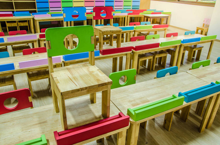 幼儿园教室里的桌椅。