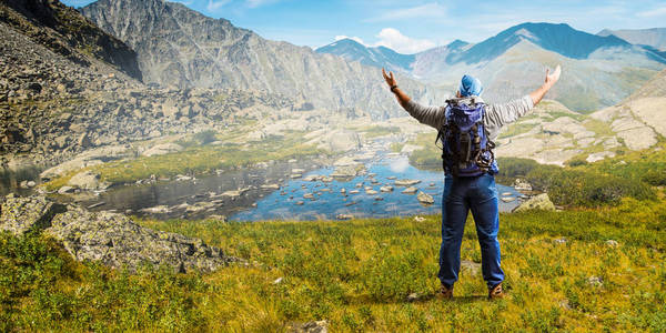 山里的徒步旅行者。混合介质