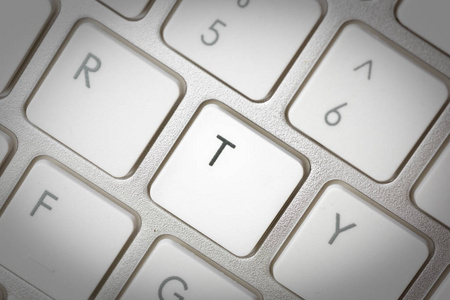 电脑键盘带有按钮T的笔记本电脑的银色键盘