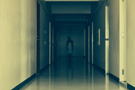 酒店恐怖阴暗恐怖的走廊.带来黑暗走廊的尽头.可怕的黑大厅.照片