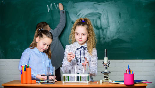 在学校实验室学习化学的儿童科学家.小孩子.科学.实验室显微镜和试管.