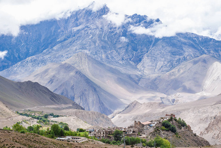 背景是西藏村庄和达乌拉吉里山脉。