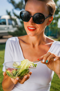 健康 美丽的 蔬菜 野餐 美女 肖像 维生素 时尚 微笑