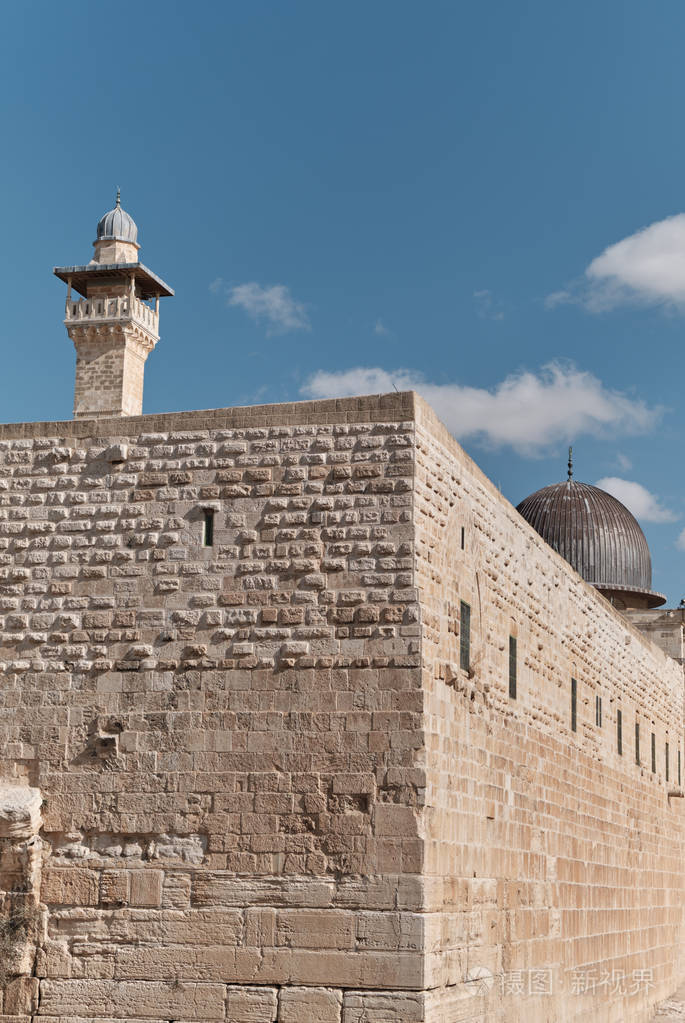 耶路撒冷的古城墙和晴朗的蓝天在晴朗的日子里，以色列。
