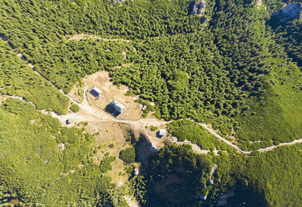 草地 岩石 无人机 山谷 天空 全景图 美丽的 房子 自然