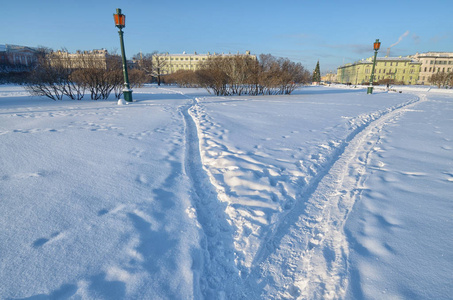 人们踩过的雪地上的一条小路。