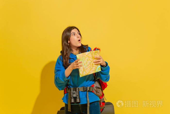 一个快乐的年轻白人旅游女孩的全长画像孤立在黄色背景上照片 正版商用图片27j7rk 摄图新视界 一个快乐的年轻白人旅游女孩的全长画像孤立在黄色背景上照片 正版商用图片27j7rk 摄图新视界