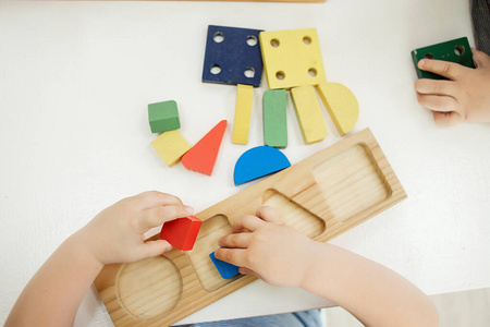 孩子们在幼儿园收集积木.教育游戏和玩具.闭合照片