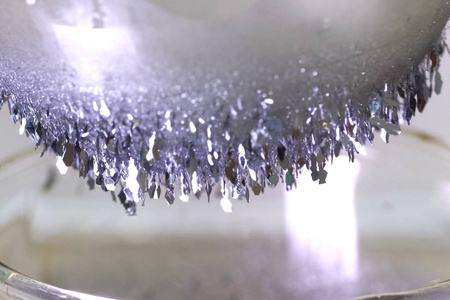 碘的晶体,碘的金属形态.照片