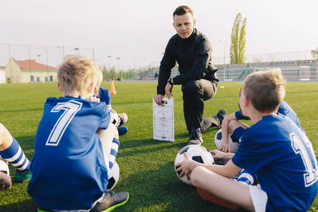 年轻教练给你讲解足球位置和比赛策略
