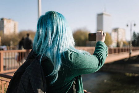 蓝色头发女孩的背面拍照