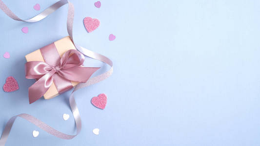 情人节背景与礼品盒，丝带，粉红色的心。情人节惊喜。情人节生日或母亲节横幅模型