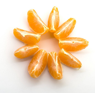 分片一个剥皮的橘子,在白色的背景上,分片摆成一朵花照片