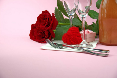 一束美丽的玫瑰花玻璃杯和一瓶香槟酒组成一张浪漫的卡片或海报。情人节，情人节。