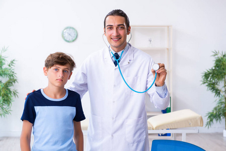 年轻男医生在诊所检查男孩
