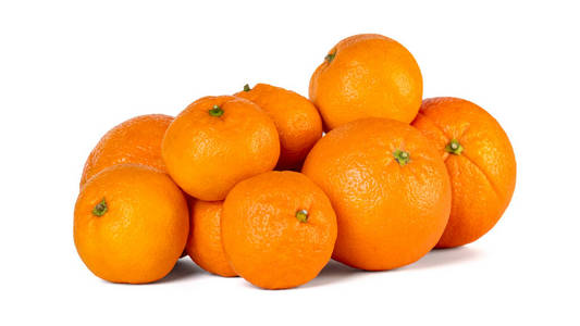 白色背景上分离出的橘子和柑橘或橘子果实。