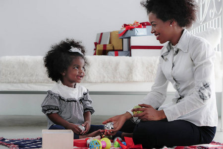 非洲裔美国母亲和女孩在一起玩玩具