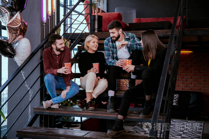 休息时的社交时间,所有员工在喝咖啡时见面聊天照片-正版商用图片27jh