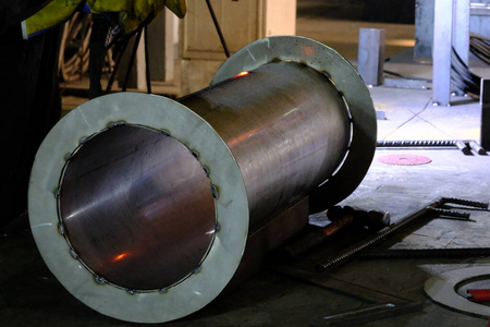 焊工进行焊接工作半自动电弧焊.不锈钢管焊接.mig焊接.照片