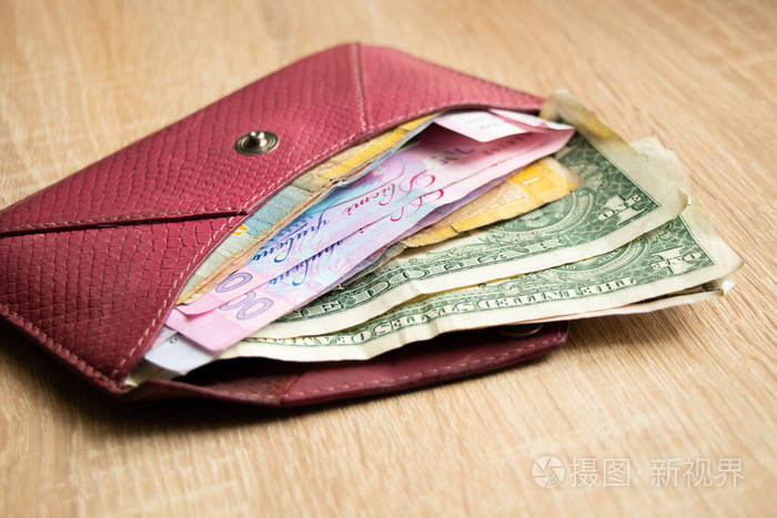 打开钱包桌上放着钱