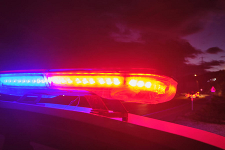 警车在夜间闪灯选择性聚焦照片