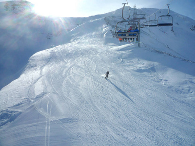目的地 天空 季节 旅游业 冬天 滑雪者 乐趣 假日 旅行