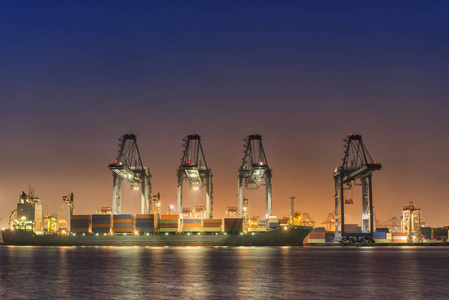 运输与航运物流装卸码头海运业集装箱进出口港口海运景观港口货物装卸桥造船厂。