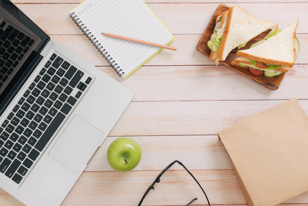 饮食 早餐 厨房 三明治 女人 笔记本电脑 面包 放松 技术