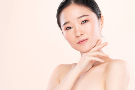 肖像美丽的年轻亚洲女性干净清新的概念。亚洲女孩美容养颜护肤保健，面部护理，完美肌肤，自然妆容。