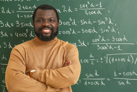 非洲裔美国数学老师在教室的黑板旁