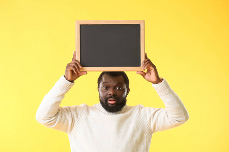 非裔美国教师，彩色背景黑板