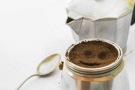 特写概念摩卡壶和咖啡粉笑脸照片