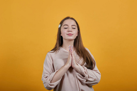 女人双手合十祈祷图片图片