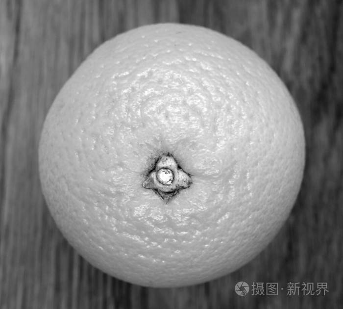 橘子在木板上黑白相间