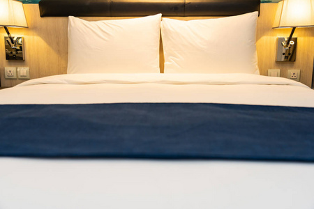 床上装饰白色舒适的枕头和毯子图片