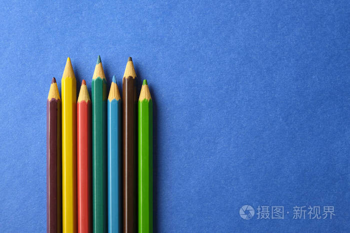蓝色背景彩色蜡笔带复印空间