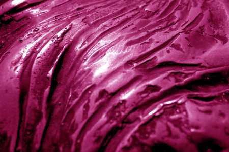 金属粗糙表面，粉红色调模糊效果。