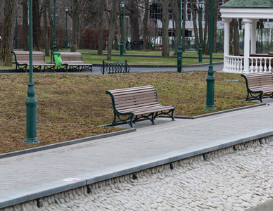 城市公园里的绿色长凳。