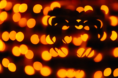 象征爱情的剪影在明亮的橙色模糊灯光下