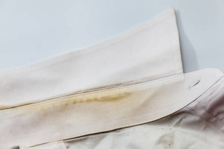 脏衬衫白色脏衬衫上的黄领子污渍照片