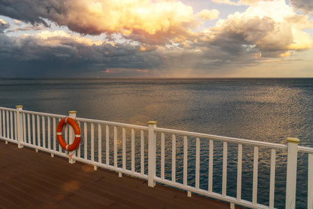 美丽的橙色夕阳从平台上俯瞰蓝色海景