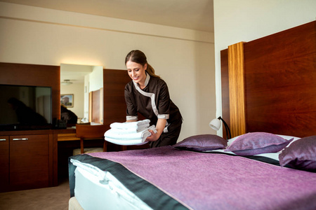 酒店服务员履行职责照片