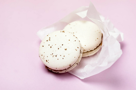 两个白色焦糖和盐马卡龙法国精致甜点白色粉彩马卡龙水平照片
