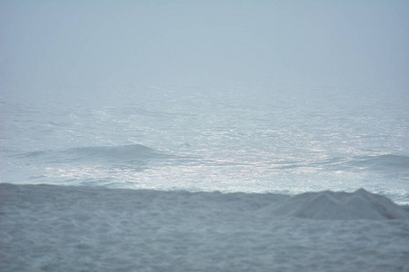 沙滩。波罗的海的海浪。波浪在起泡。