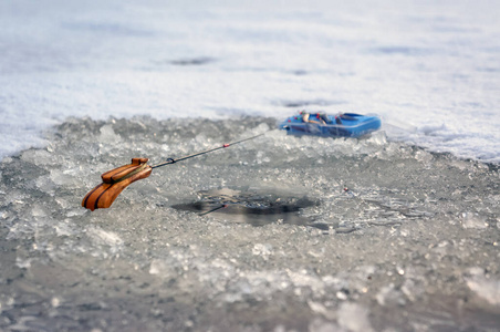 冰底冬季鱼竿和鱼饵。