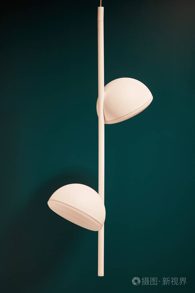 时尚的白色金属荧光灯室内设计师