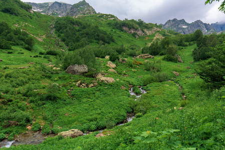 这座山的全景。阿布哈兹山，高加索山脉。