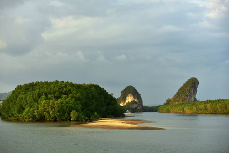 海洋 美丽的 风景 夏天 假期 岩石 森林 公园 美女 天空